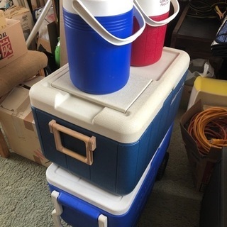 テント、BBQグリル（大・小）、クーラーボックス（大小各2）、折り畳みチェアー4脚の画像