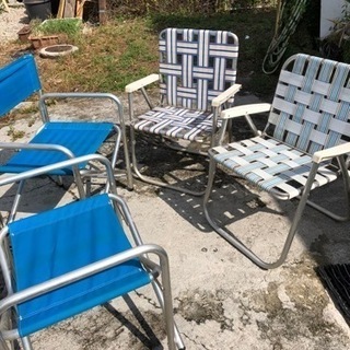 テント、BBQグリル（大・小）、クーラーボックス（大小各2）、折り畳みチェアー4脚の画像