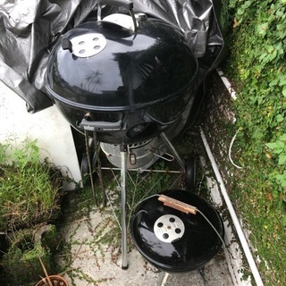 テント、BBQグリル（大・小）、クーラーボックス（大小各2）、折り畳みチェアー4脚の画像