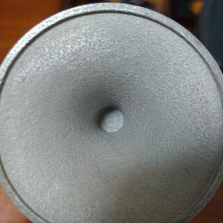 磨いたピューターの一輪挿しの画像