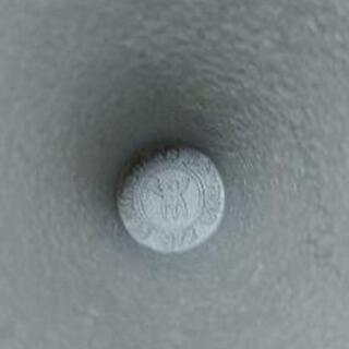 磨いたピューターの一輪挿しの画像