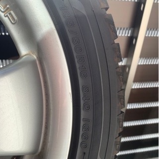 スタッドレスタイヤ　フォルクスワーゲンポロ　純正ホイール付きの画像