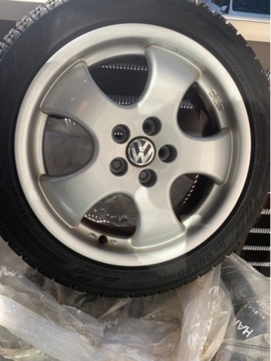 スタッドレスタイヤ　フォルクスワーゲンポロ　純正ホイール付き