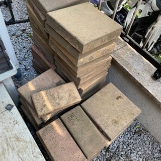 レンガ差し上げます。　正方形35枚（濃茶、黄土色）の画像