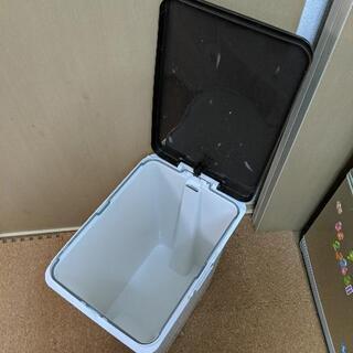 足踏みゴミ箱の画像
