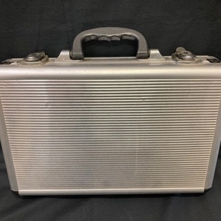 アルミアタッシュケース　鍵なし　中古品