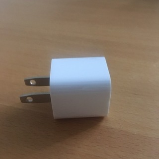 Apple 有線イヤホンと電源プラグの画像