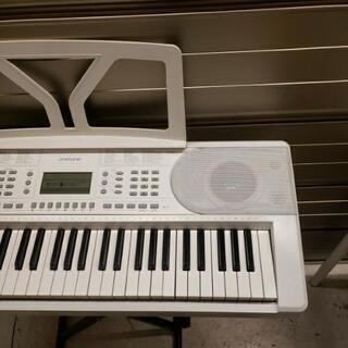 【直接引取限定！】☆極美品☆ONETONE ワントーン キーボード 61鍵 OTK-61S ホワイト スタンド イス ベッドフォン付 の画像