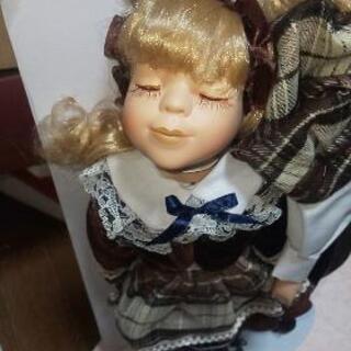 可愛らしい人形二体の画像