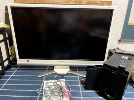 テレビとサウンドシステムのセット