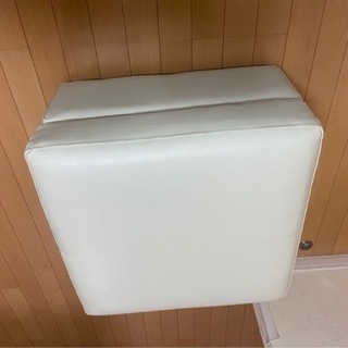 オットマン　足乗せてくつろぎましょう！オフホワイトの画像