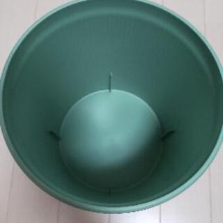 ゴミ箱(淡い緑色)の画像