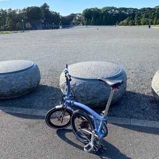 折り畳み自転車やミニベロで皇居周辺を走る人