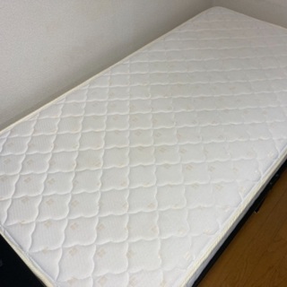 シングルベッドのフレームとマットレスの画像