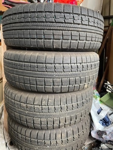 1シーズン使用のみ中古スタッドレスタイヤ4本215/65r15TOYO6穴