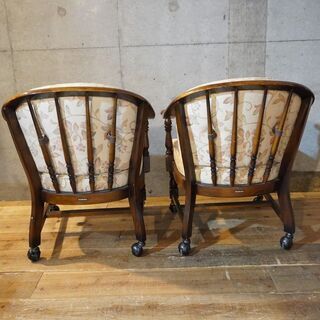 Karimoku(カリモク家具)のCOLONIAL(コロニアル)シリーズ、アームチェア2脚セットキャスター付き♪アメリカンカントリースタイルのクラシカルなデザインと花柄のファブリックで上品な印象に。②BJ310の画像