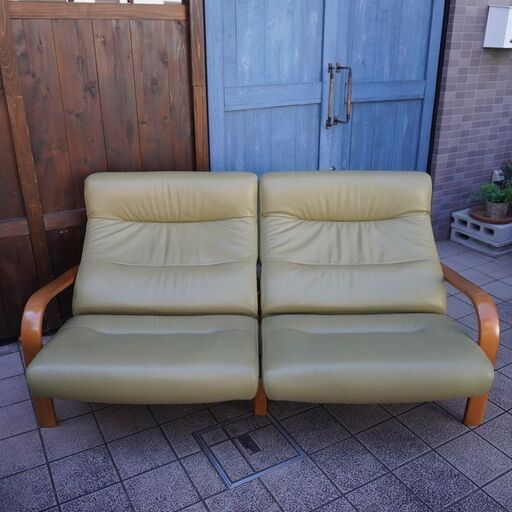 Karimoku(カリモク家具)のディエーレシリーズより本革2.5人掛けリクライニングソファー。シンプルで優しいフォルムのロータイプ2.5シーターレザーソファはリビングはもちろんシアタールームにも♪BJ314