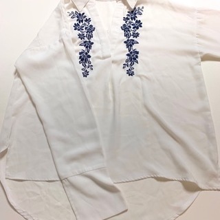 刺繍入りブラウスの画像