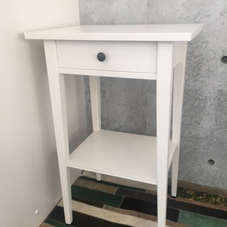 IKEA ベッドサイドテーブル　HEMNESヘムネス