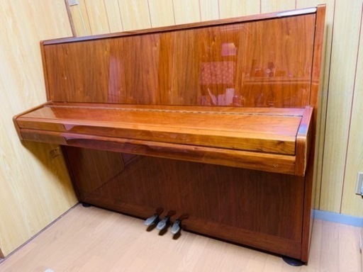 メーカー　WEINBURG（ワインバーグ）木目中古ピアノ