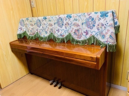 メーカー　WEINBURG（ワインバーグ）木目中古ピアノ