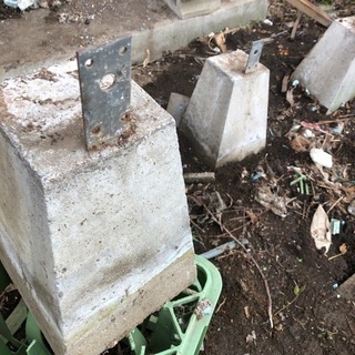 コンクリートブロックのみ［敷石、土台などは無くなりました。］