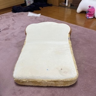 食パン　座椅子の画像