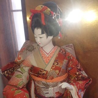 日本人形ガラスケース入りの画像