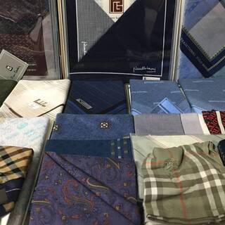 ⭕⭕⭕HI2/37　紳士 メンズ ハンカチ まとめて２５点/ Christan Dior/ GUCCI/ POLO CLUB/ Burberrys/ DAKS その他 大量⭕⭕⭕の画像