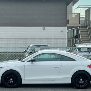AUDI TT アウディ　TTクーペ　ブラック＆ホワイト／ＨＩＤヘッドライト／純正ナビ／ＢＬＵＥＴＯＯＴＨ／オートエアコン／一部カスタムペイント/取説BOOK一式あり/スペアキーあり/電動シートの画像