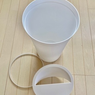 ホワイトのお洒落なゴミ箱の画像