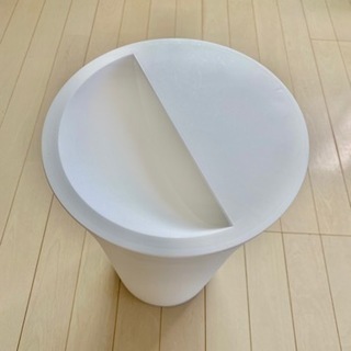 ホワイトのお洒落なゴミ箱の画像