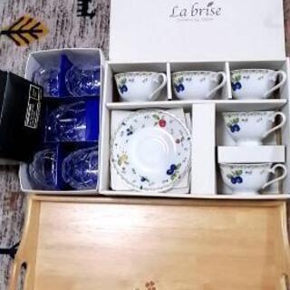 コーヒーカップとグラスとおぼん