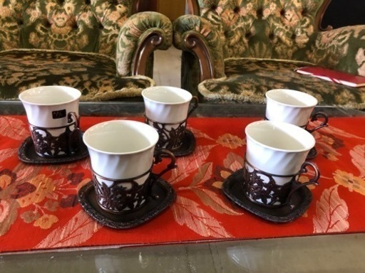 銅製のコーヒーカップとコースター