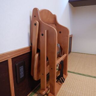 木製・折りたたみ式ベビーチェアの画像