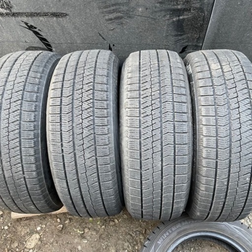 極上タイヤ　BRIDGESTONE VRX2 215/60R17 スタッドレス  タイヤ　2018年製