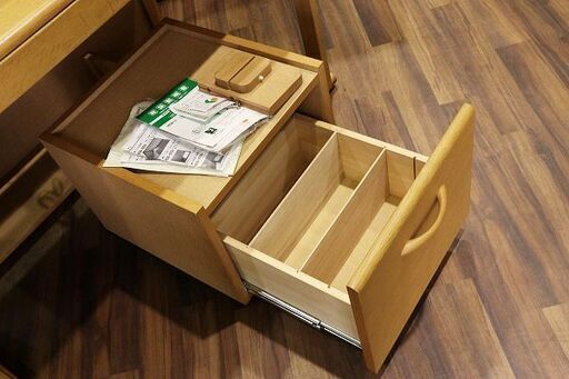 【苫小牧バナナ】良品 ベネッセ×カリモク 学習机セット 学びデスク 成長チェア ワゴン 3点セット 人気商品☆現品限り 発送条件あり♪