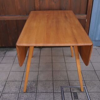 イギリスercol(アーコール)社のエルム無垢材を使用したバタフライ ダイニングテーブルです。北欧スタイルやカフェスタイルとも相性の良いシンプルで丸みを帯びたフォルムはダイニングを優しい雰囲気に♪BJ324の画像