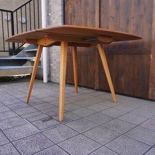 イギリスercol(アーコール)社のエルム無垢材を使用したバタフライ ダイニングテーブルです。北欧スタイルやカフェスタイルとも相性の良いシンプルで丸みを帯びたフォルムはダイニングを優しい雰囲気に♪BJ324の画像