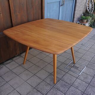 イギリスercol(アーコール)社のエルム無垢材を使用したバタフライ ダイニングテーブルです。北欧スタイルやカフェスタイルとも相性の良いシンプルで丸みを帯びたフォルムはダイニングを優しい雰囲気に♪BJ324の画像