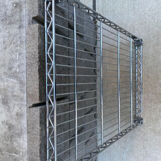 【再値下げ】中古メタルラック　棚板（ポール径２５mm）アイリスオーヤマ製　Ｗ６６cm　Ｄ４６cm　１枚の画像