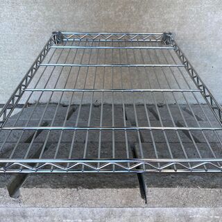 【再値下げ】中古メタルラック　棚板（ポール径２５mm）アイリスオーヤマ製　Ｗ６６cm　Ｄ４６cm　１枚の画像