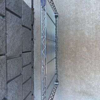 【再値下げ】中古メタルラック　棚板（ポール径２５mm）アイリスオーヤマ製　Ｗ６６cm　Ｄ４６cm　１枚の画像