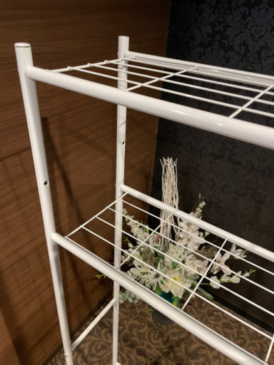 洗濯の棚　白い柵の棚