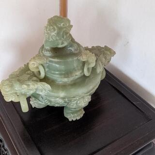 翡翠の蓋つき香炉　台座テーブルつき