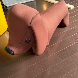 ウェットスーツの素材でできた犬のぬいぐるみ
