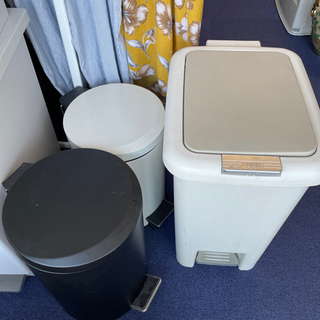 ゴミ箱❗️各種100円〜1000円まで取り揃えておりますの画像