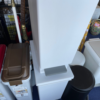 ゴミ箱❗️各種100円〜1000円まで取り揃えておりますの画像