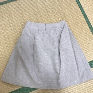 ベージュスカートの画像