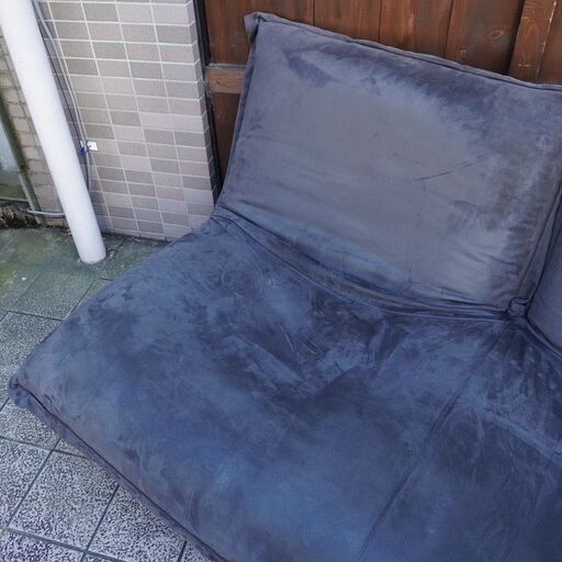 フランスのligne roset(リーンロゼ)のパスカル・ムールグ デザインCALIN(カラン) 2人掛けソファー/ギャッジ付きです。